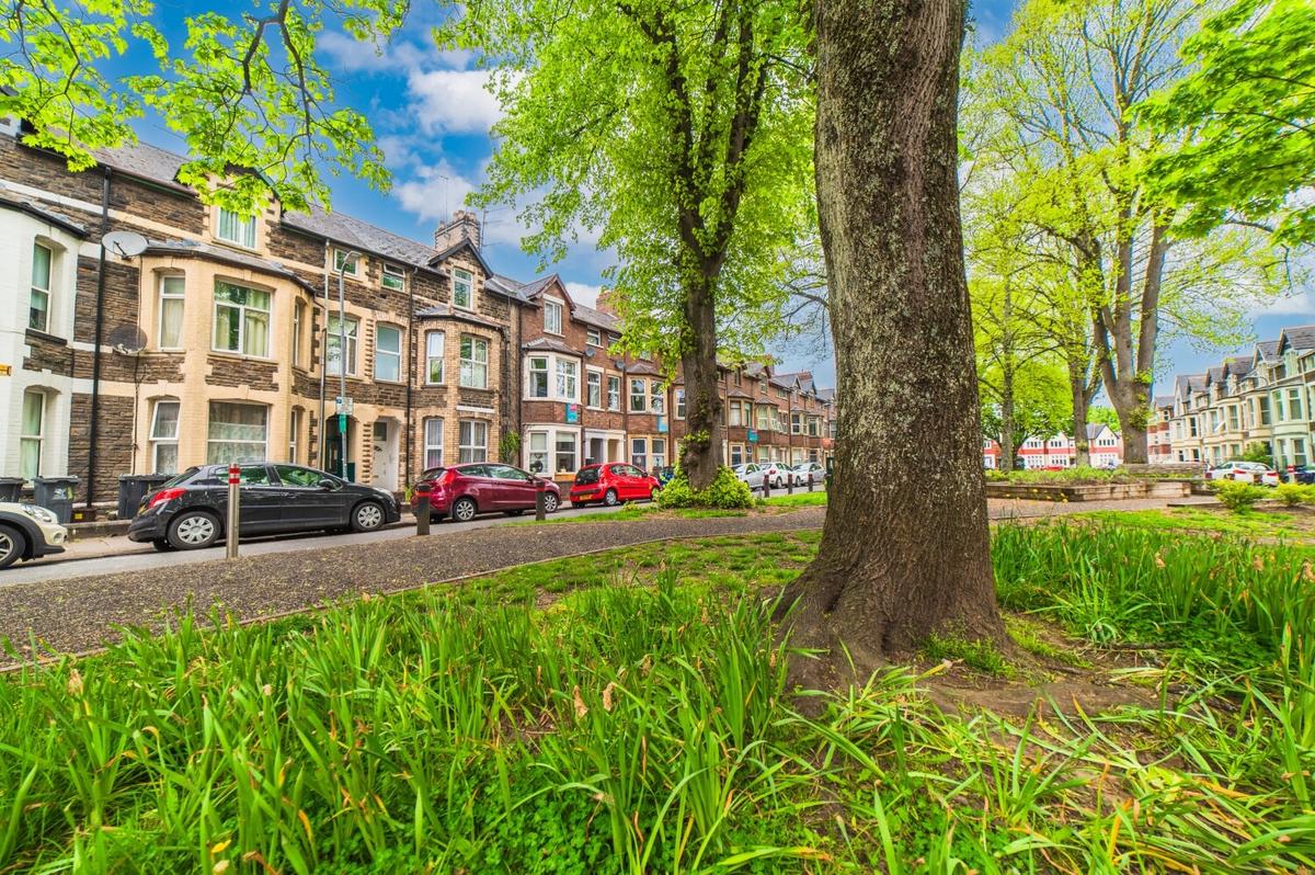 3 bedroom apartment on Llanbleddian Gardens, Cathays, Cardiff