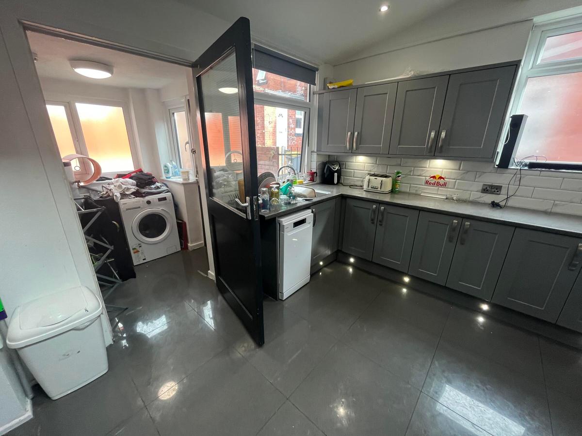 6 bedroom house for rent Rokeby Gardens, Leeds, LS6 3JZ UniHomes