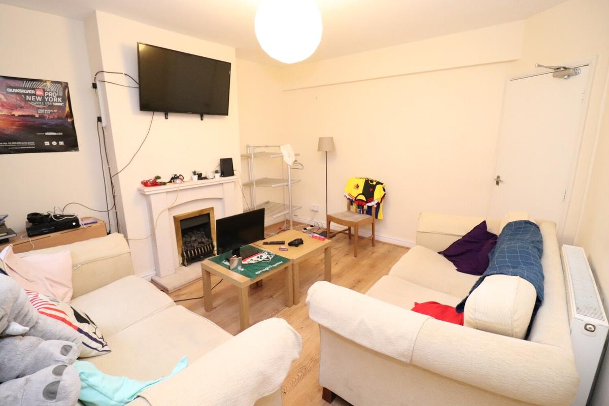 4 bedroom house on Wyeverne Road, Cathays, Cardiff