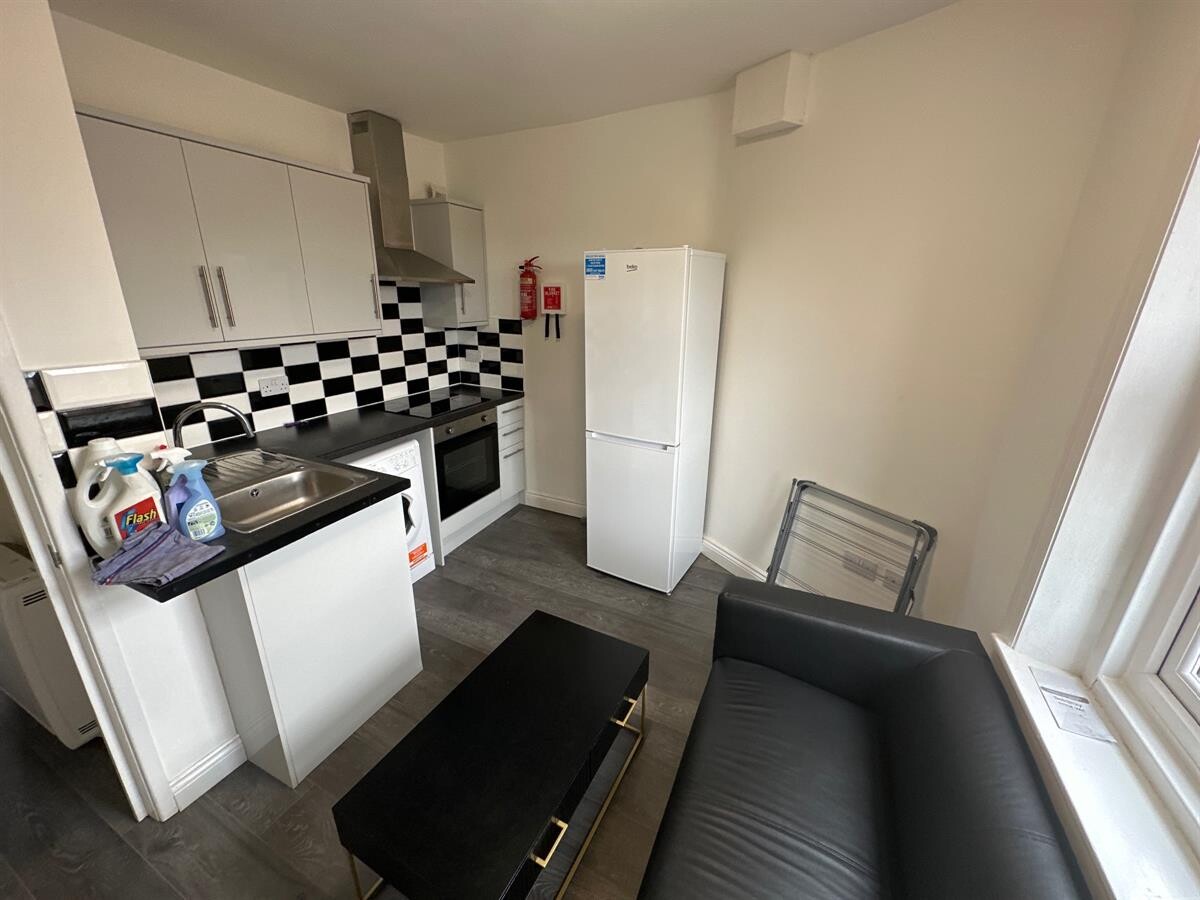 2 bedroom apartment on High Street, Flat 3, Town Centre, Leamington Spa