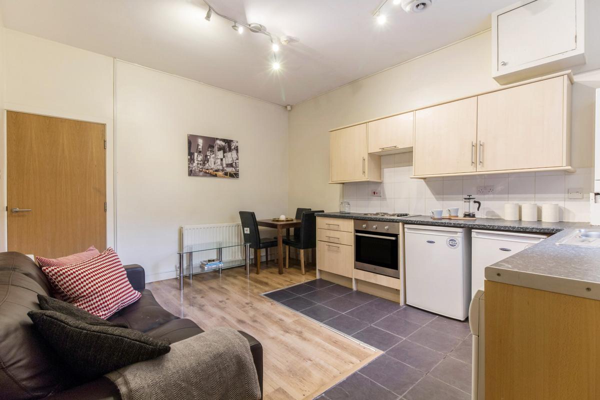 3 bedroom apartment on Brookfield Road, Headingley, Leeds