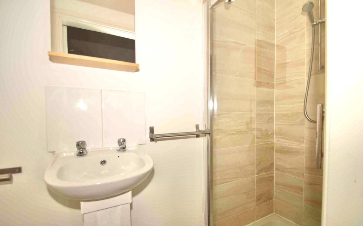 5 bedroom apartment for rent Otley Road, Leeds, LS16 5JX UniHomes