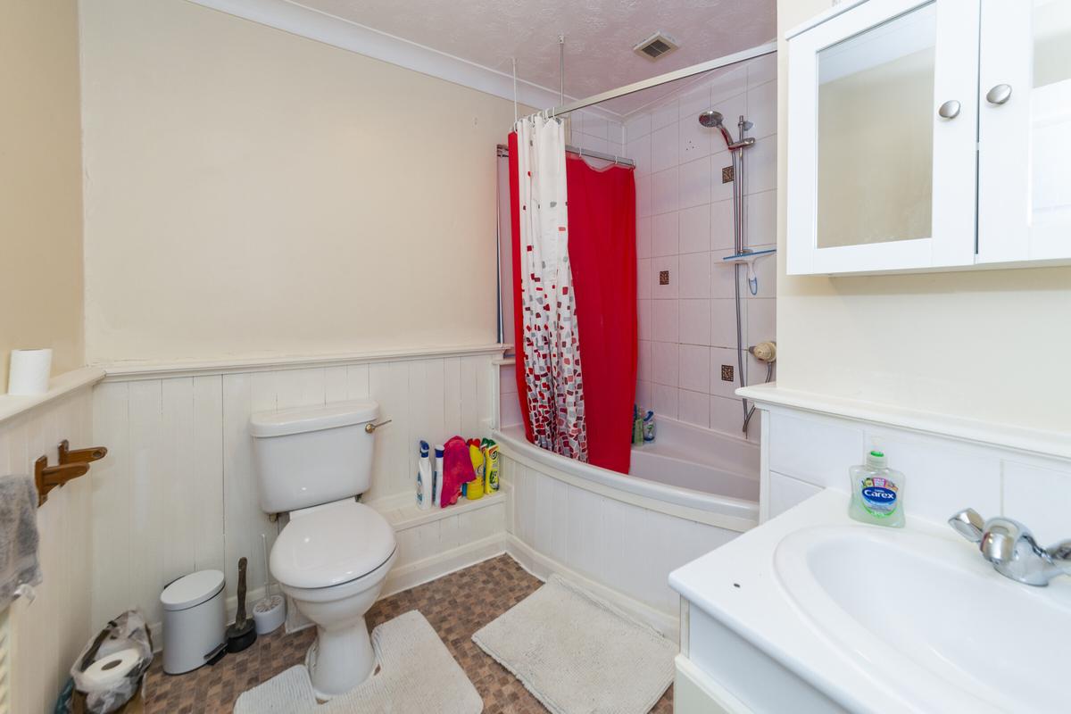 4 bedroom house for rent Durham Close, Surrey, GU2 9TH UniHomes