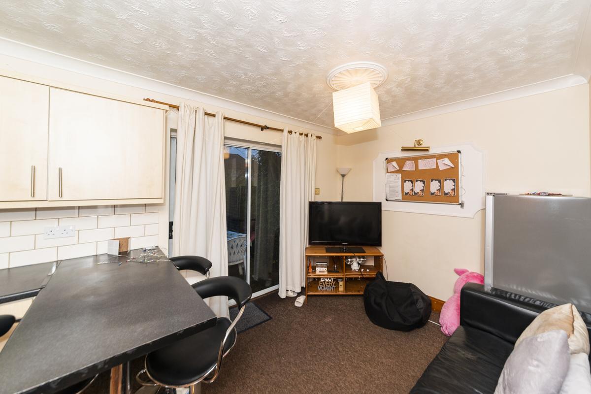 4 bedroom house for rent Durham Close, Surrey, GU2 9TH UniHomes