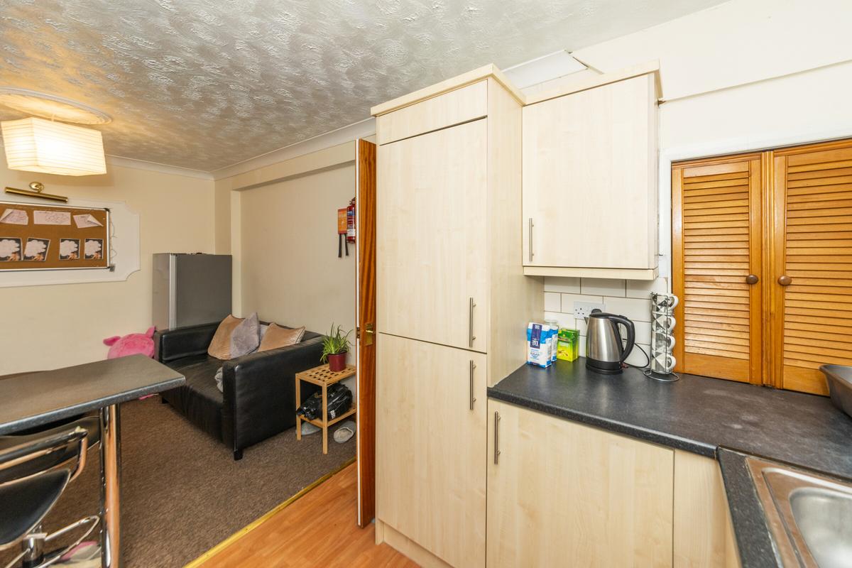 4 bedroom house for rent Durham Close, Surrey, GU2 9TH UniHomes