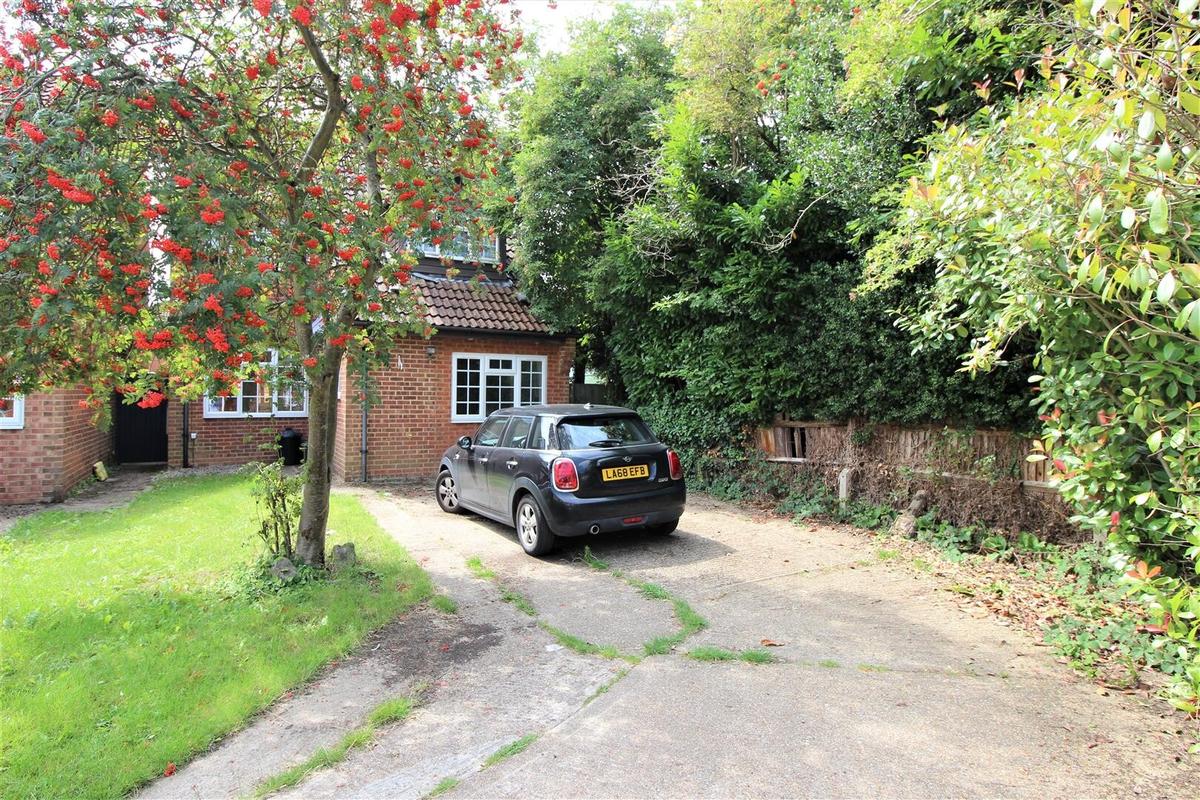 5 bedroom house for rent Penn Close, London, UB8 3AW UniHomes