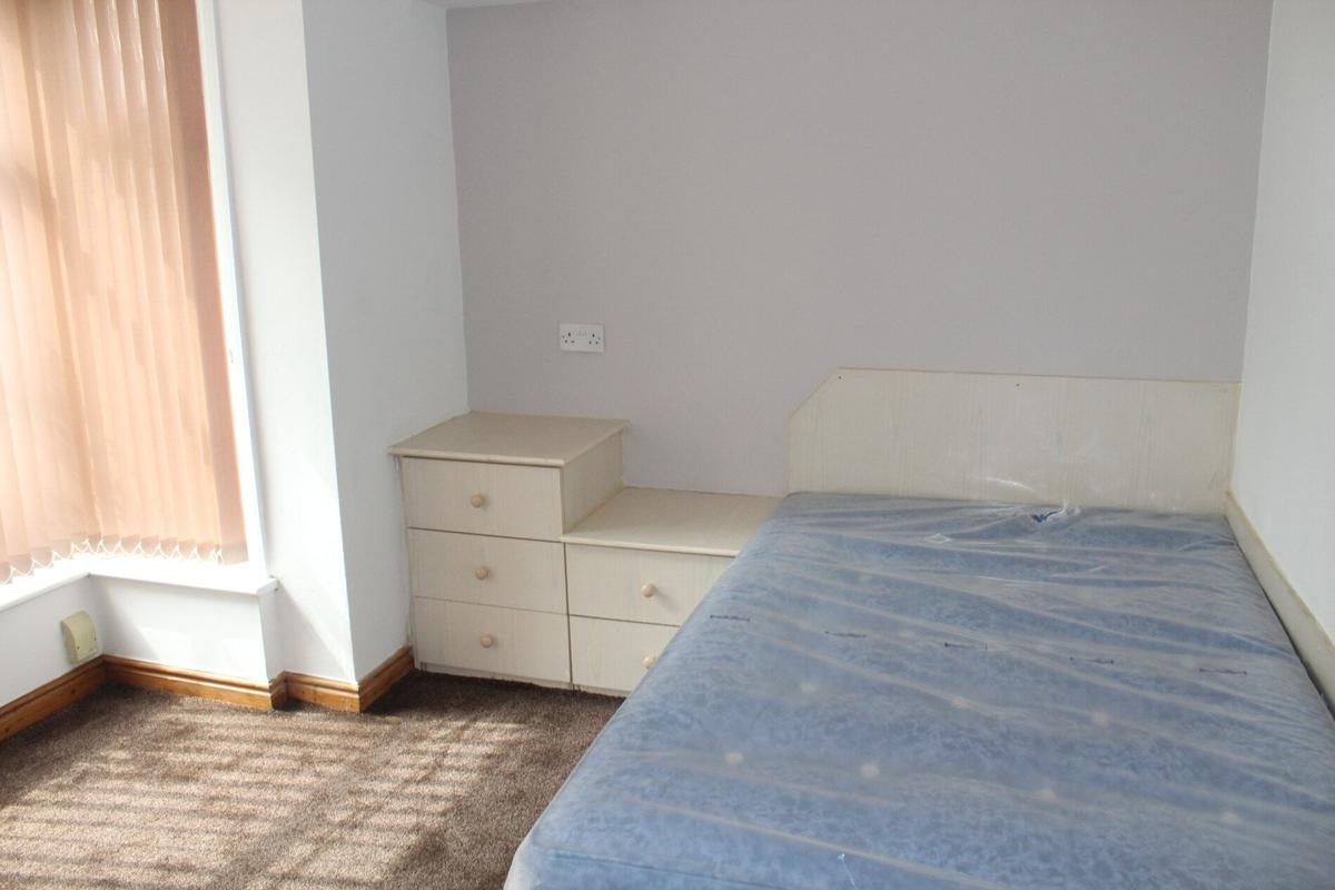 4 bedroom apartment for rent Kirkstall Lane, Leeds, LS6 3EJ UniHomes