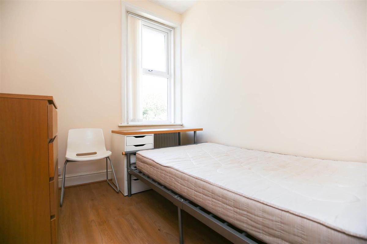 3 bedroom apartment for rent Stratford Grove West, Newcastle, NE6 5BB