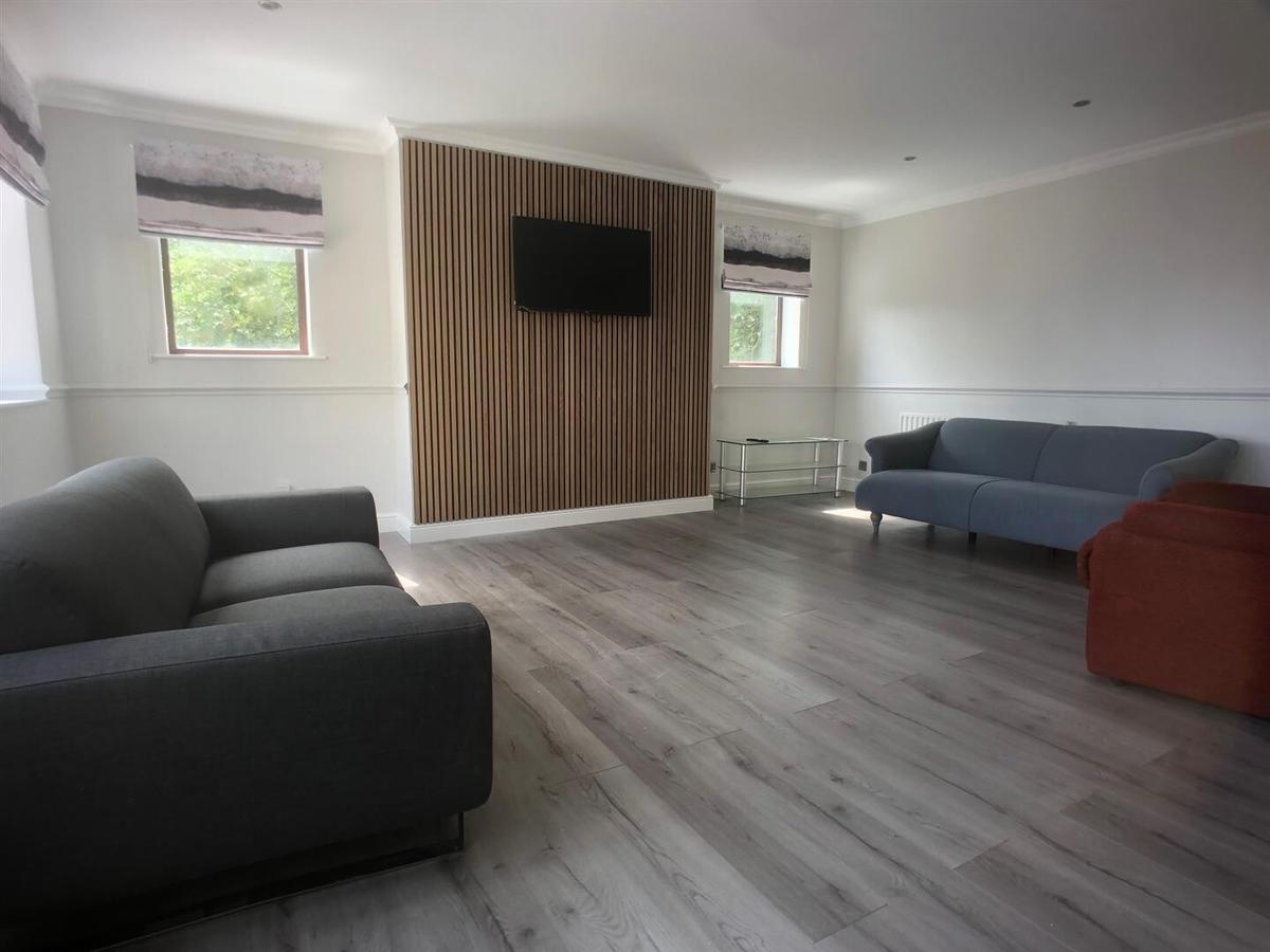 5 bedroom apartment on 96 Ash Road, Headingley, Leeds