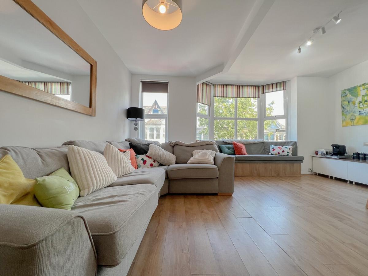 5 bedroom apartment on Pen-Y-Lan Road, Roath, Cardiff