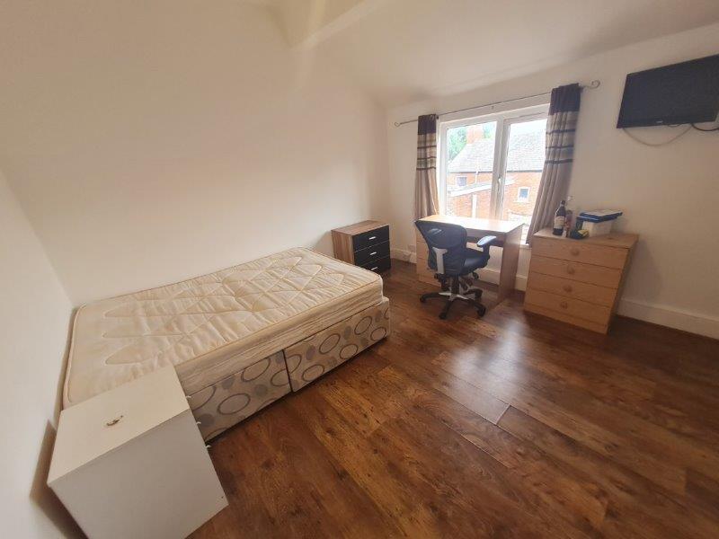 3 bedroom apartment for rent Wilmslow Road, Manchester, M14 5TB UniHomes