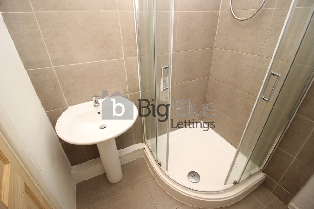 6 bedroom house for rent The Village Street, Burley, Leeds, LS4 2PR