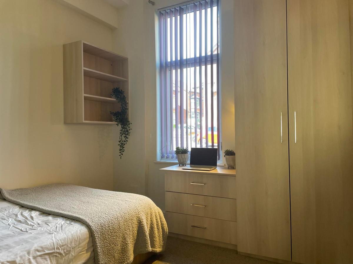 2 bedroom apartment for rent Kirkstall Lane, Leeds, LS6 3EJ UniHomes