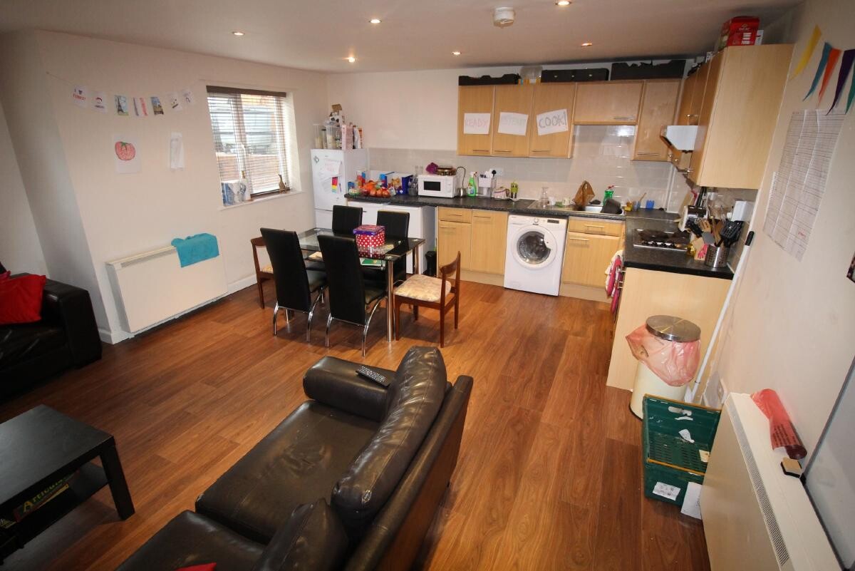 6 bedroom apartment for rent Cardigan Road Flat 1&2, Leeds, LS6 1EB UniHomes