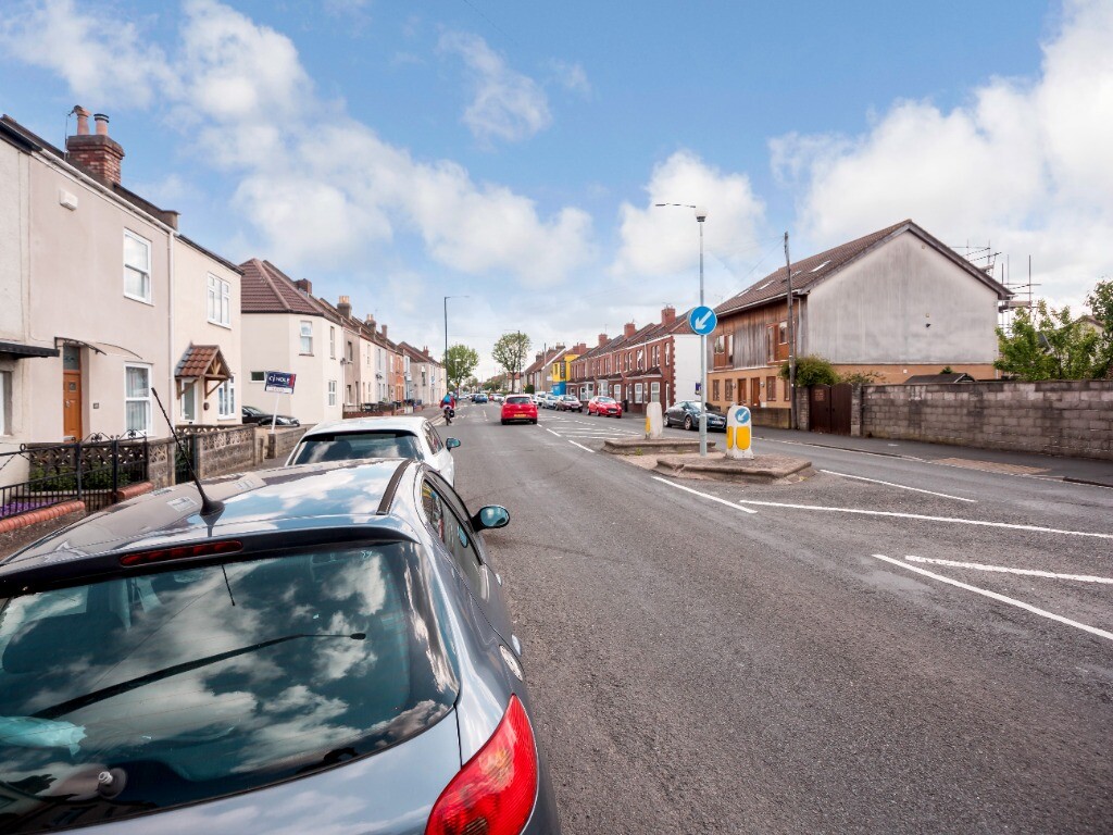 4 bedroom house for rent Southmead Road Southmead, Bristol, BS10 5DX