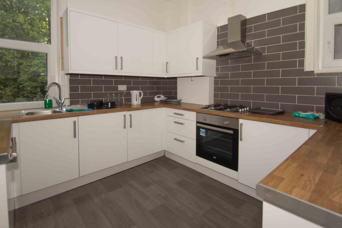 5 bedroom apartment for rent Otley Road, Leeds, LS16 5JX UniHomes