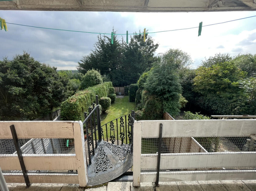 6 bedroom house for rent Greenways, Surrey, TW20 9PA UniHomes