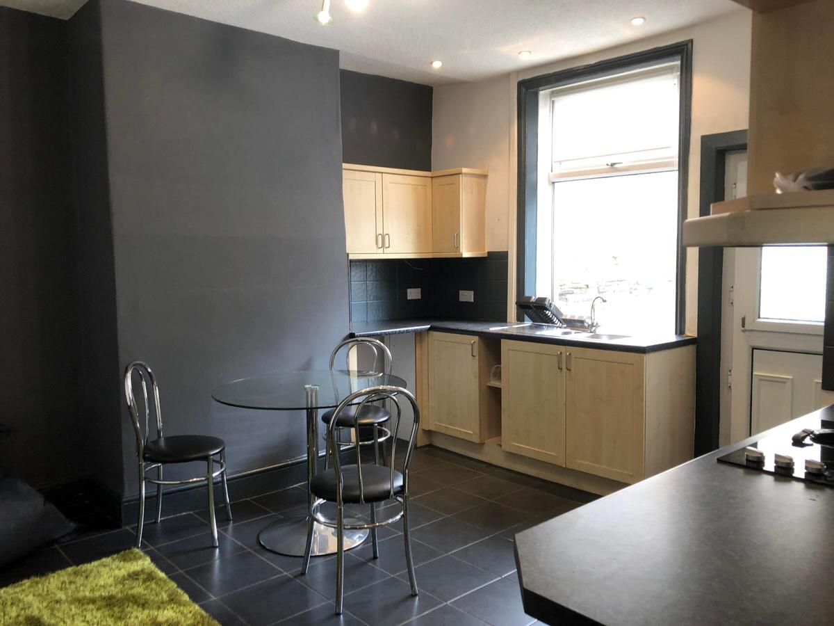 3 bedroom house for rent Brook Street, Huddersfield, HD5 9DB UniHomes