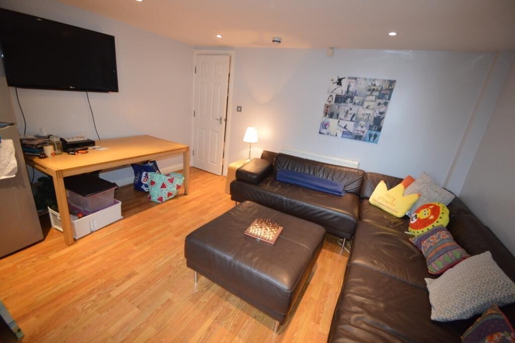 6 bedroom house on Burchett Terrace, Woodhouse, Leeds