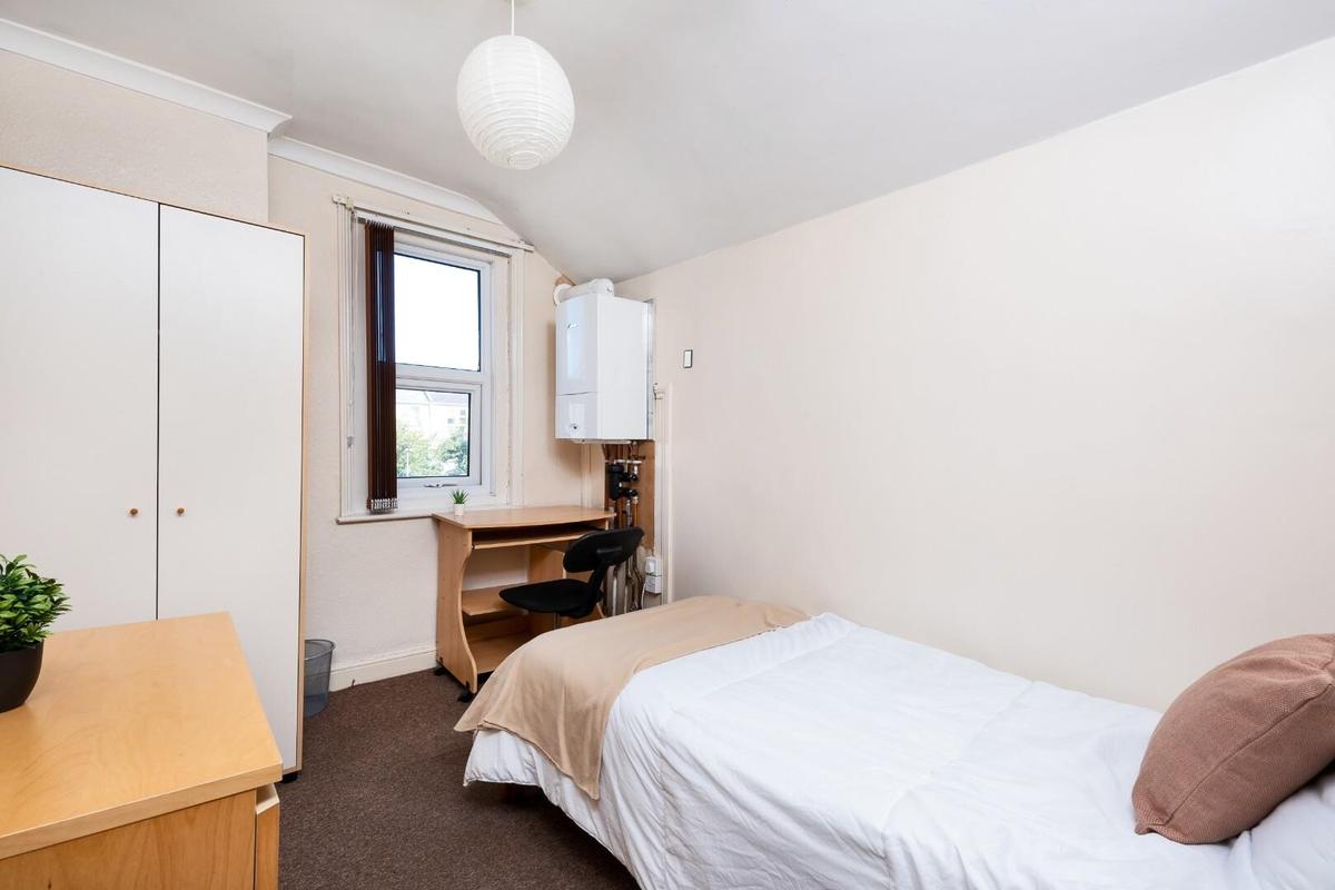 4 bedroom house for rent Triangle North, Bath, BA2 3JB UniHomes