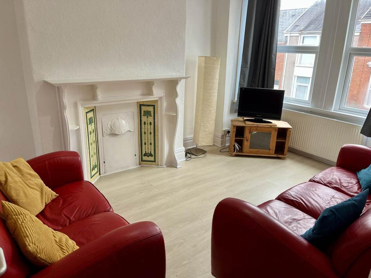 3 bedroom house on Hawthorne Avenue (3 Bed Advert), Uplands, Swansea