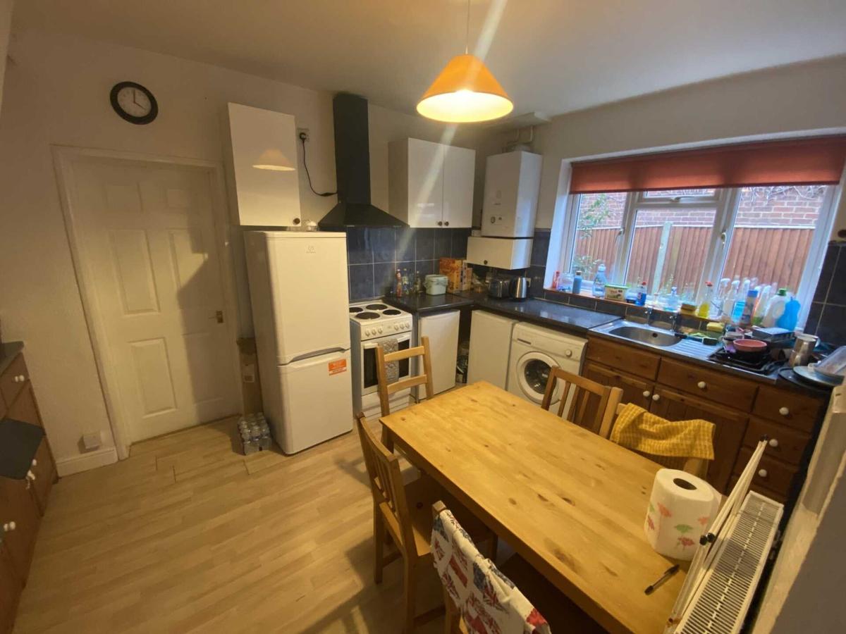 5 bedroom house for rent Weston Road, Surrey, GU2 8AU UniHomes