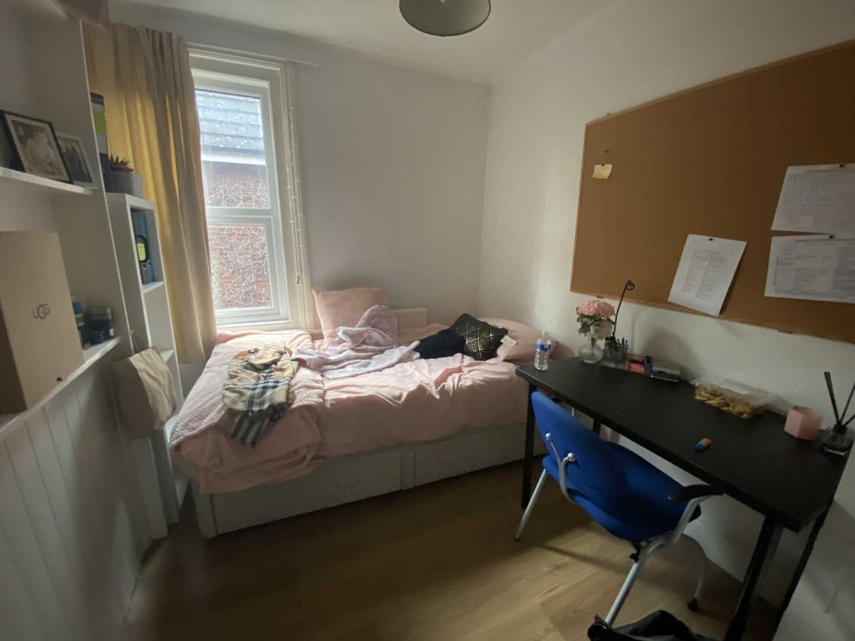 5 bedroom house for rent Weston Road, Surrey, GU2 8AU UniHomes