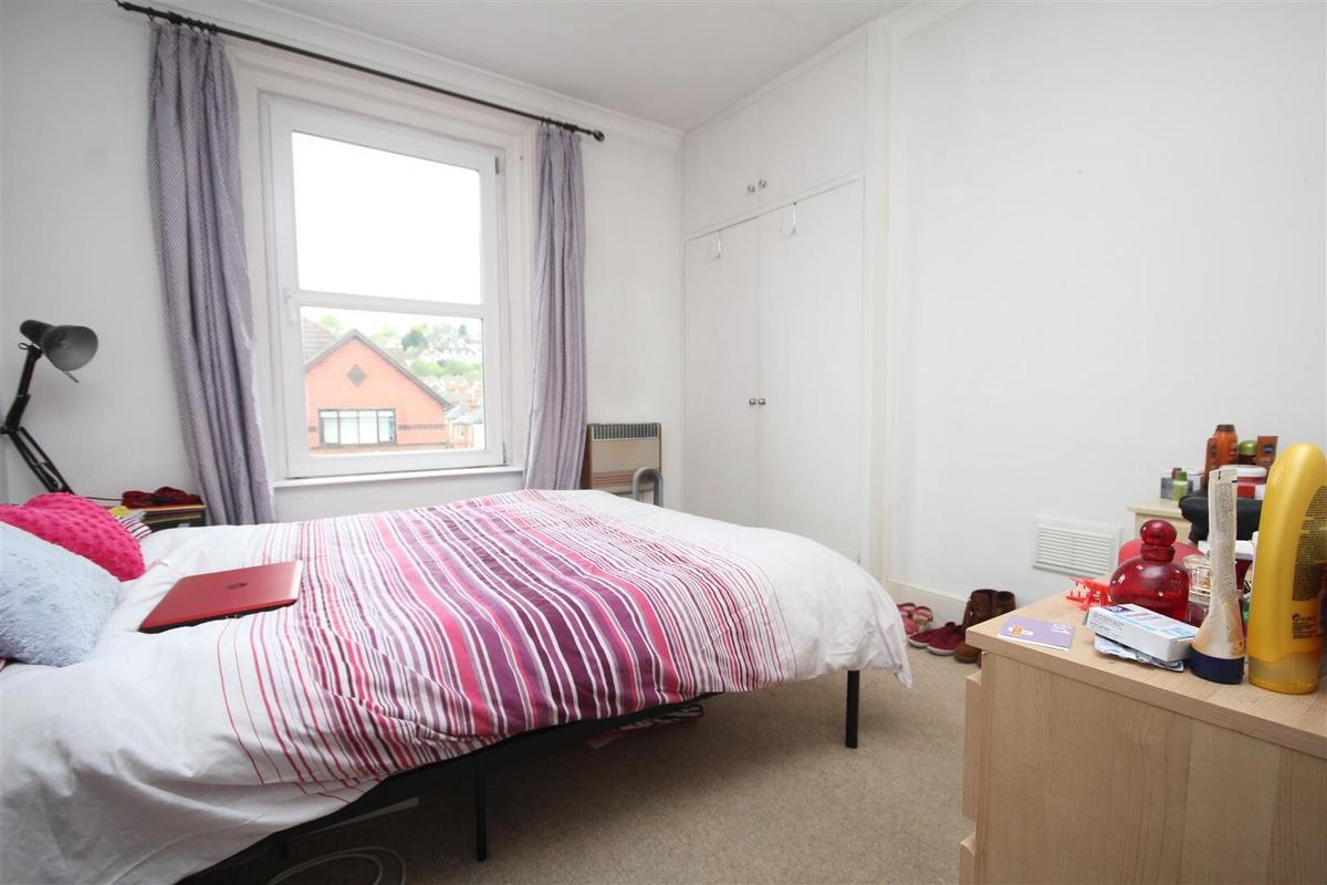 2 bedroom apartment for rent Top Floor Flat, Farnham Road, Surrey, GU2