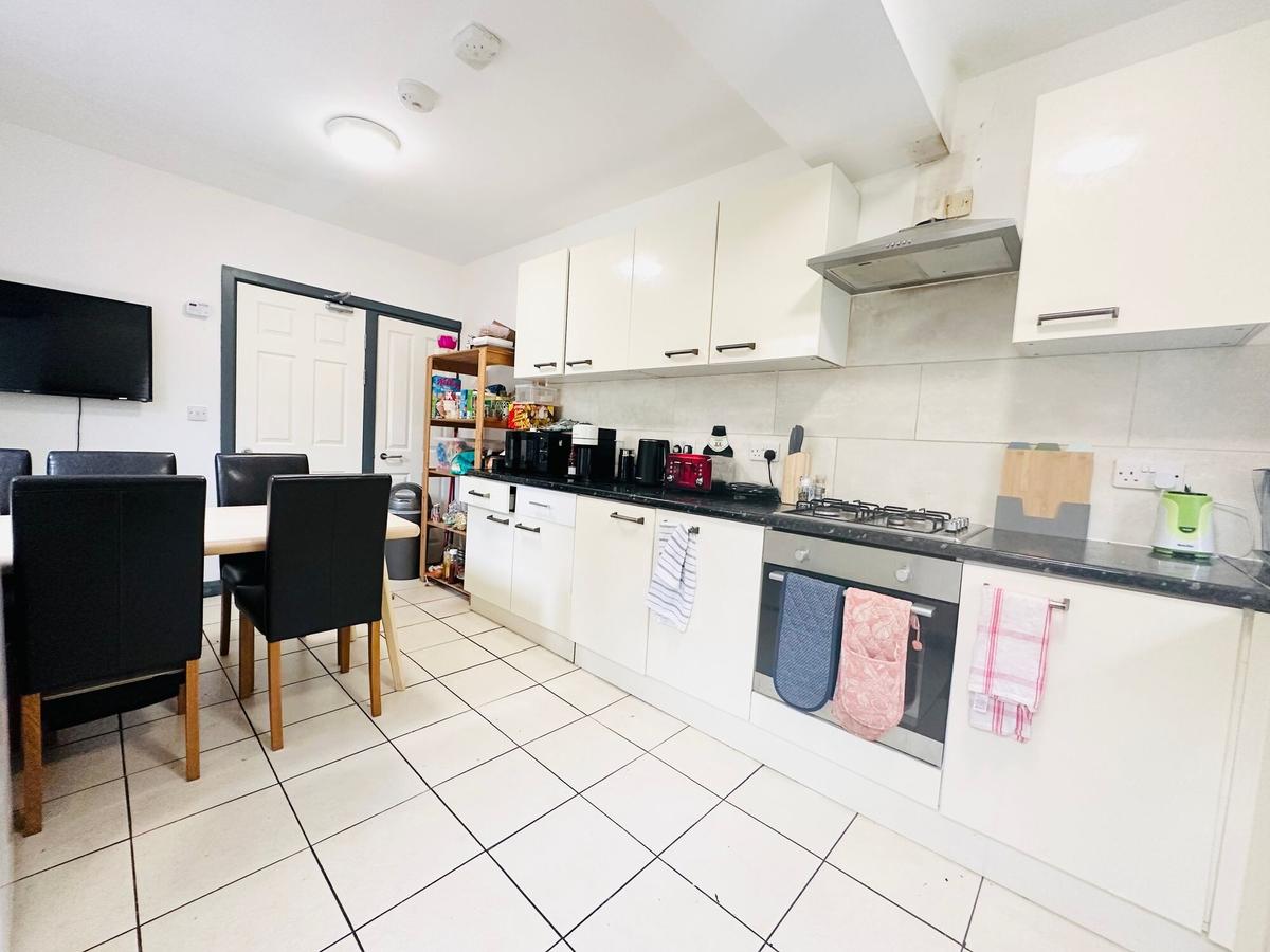 6 bedroom house on Teversal Avenue, Lenton, Nottingham