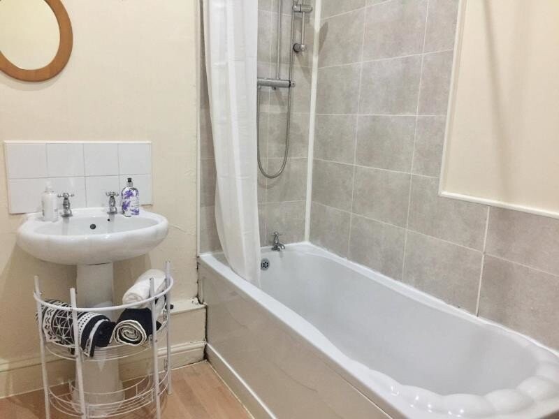 2 bedroom house for rent Ridgeway House, Grosvenor Road, Leeds, LS6 2DZ UniHomes