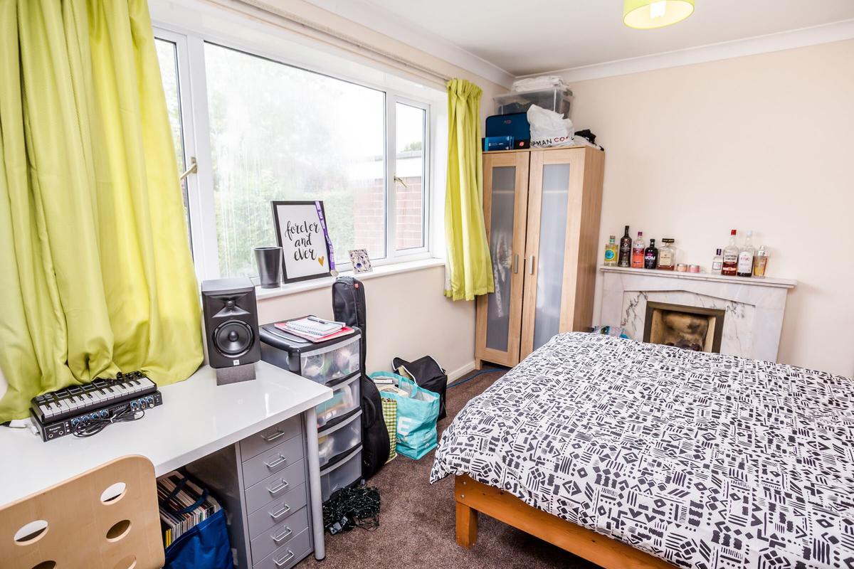 4 bedroom house for rent Springwood Hall Gardens, Huddersfield, HD1 4HA