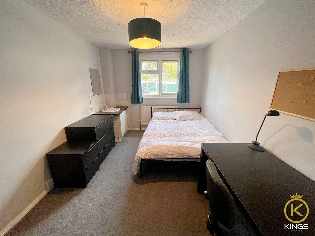 5 bedroom house for rent Clover Road, Surrey, GU2 8EY UniHomes