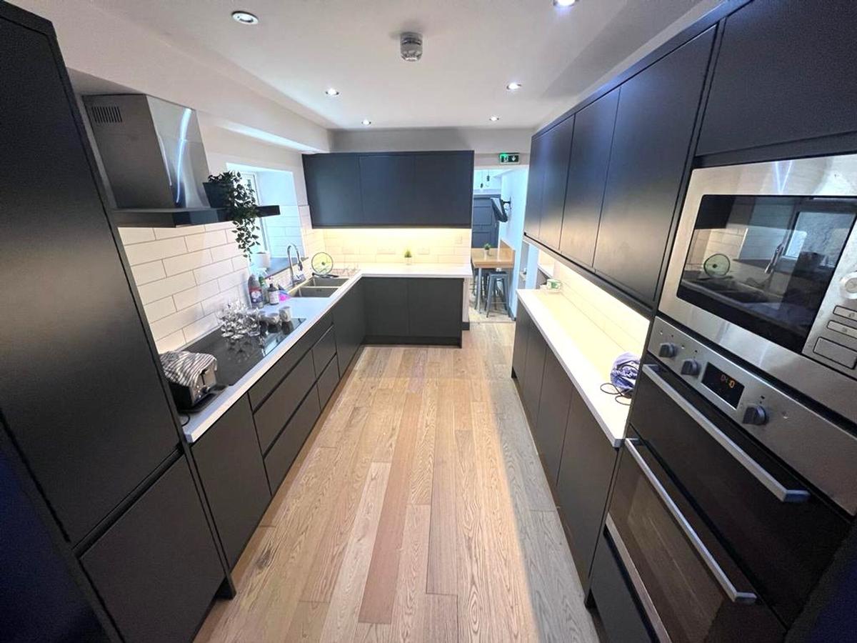 7 bedroom house on Carlton Terrace, City Centre, Swansea