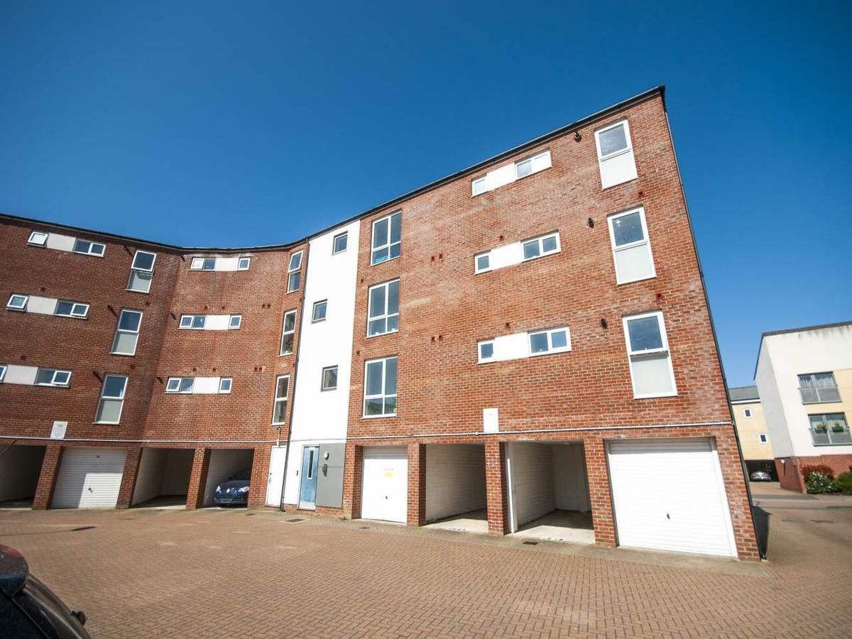 3 bedroom apartment for rent Aviation Avenue, Hertfordshire, AL10 9UD UniHomes