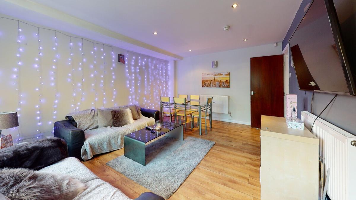 5 bedroom apartment for rent Otley Road, Leeds, LS16 5JX UniHomes