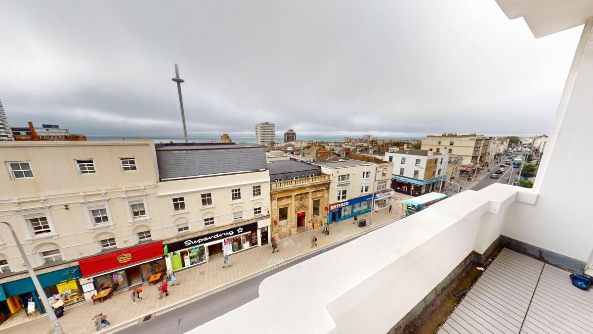 2 bedroom apartment on Western Road, City Centre, Brighton