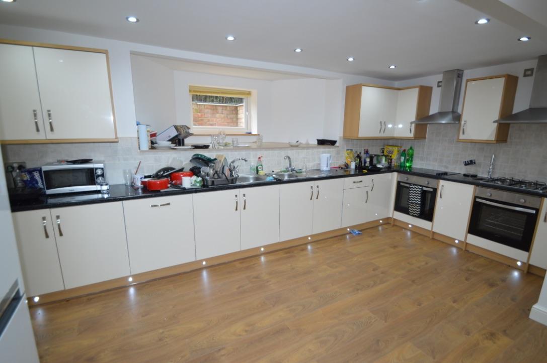 8 bedroom apartment on Estcourt Terrace, Headingley, Leeds