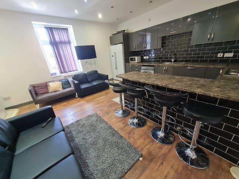 4 bedroom apartment for rent Wilmslow Road, Manchester, M14 5LW UniHomes