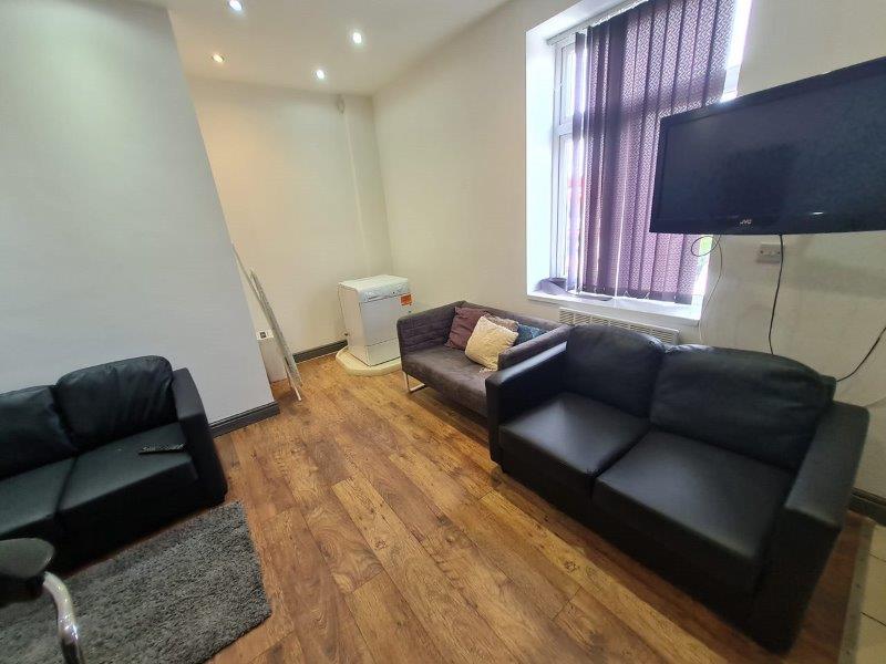 4 bedroom apartment for rent Wilmslow Road, Manchester, M14 5LW UniHomes