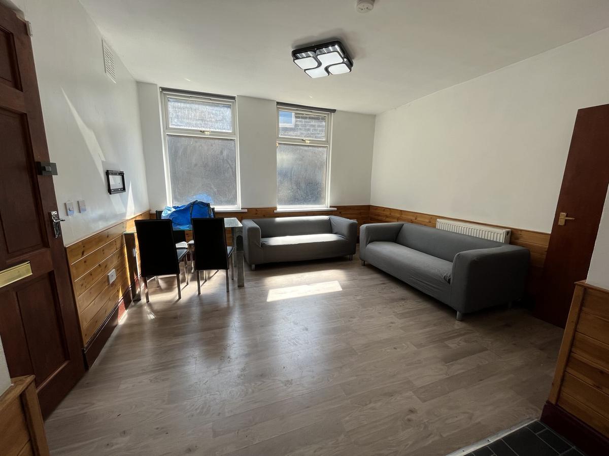 3 bedroom apartment for rent Headingley Lane, Leeds, LS6 1AA UniHomes