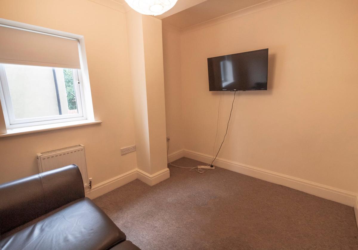 7 bedroom house for rent Lincoln Road, Surrey, GU2 9TJ UniHomes