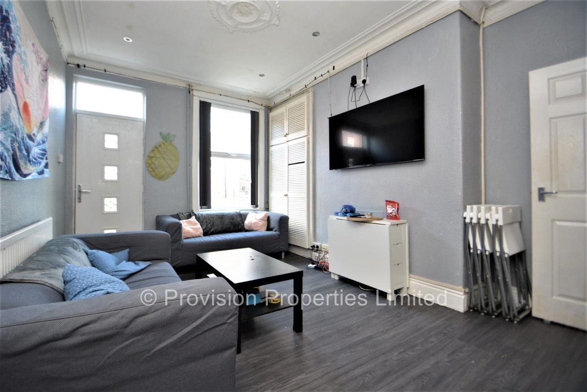6 bedroom house on Queens Road Leeds, Hyde Park, Leeds
