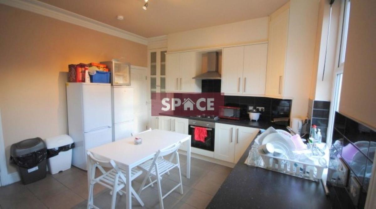 2 bedroom house on Hartley Avenue, Woodhouse, Leeds