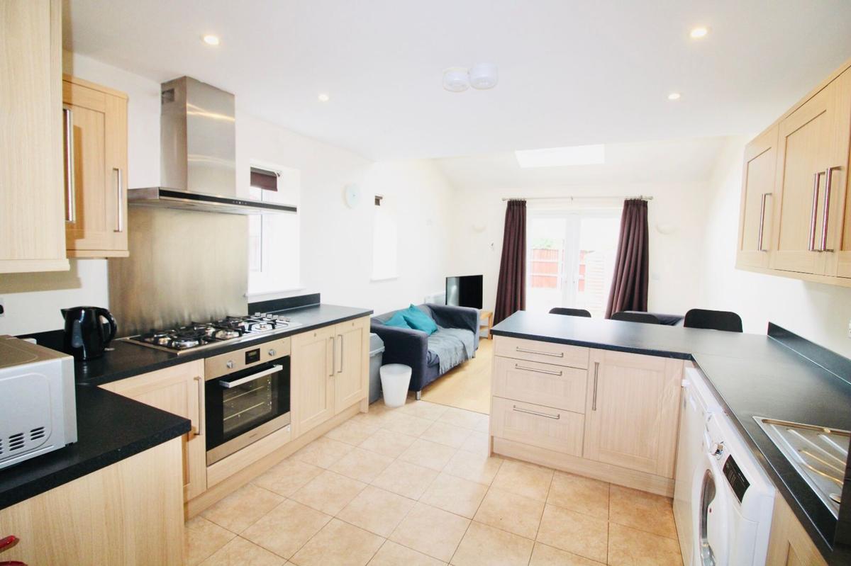 6 bedroom house on Peveril Road, Beeston, Nottingham