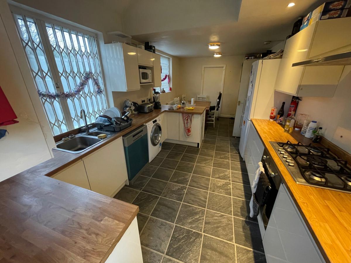 6 bedroom house for rent Kirkstall Lane, Leeds, LS5 2AB UniHomes