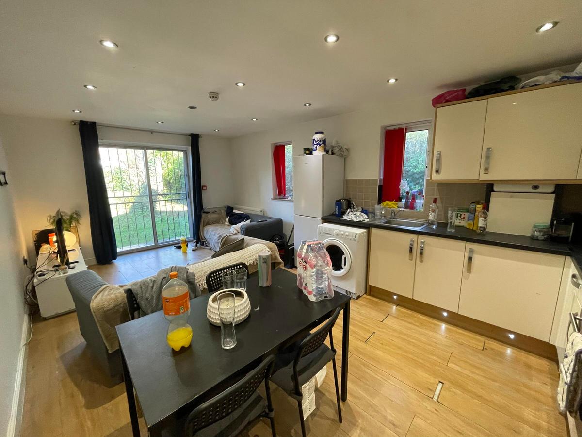 4 bedroom apartment for rent Hyde Park Terrace, Leeds, LS6 1BJ UniHomes