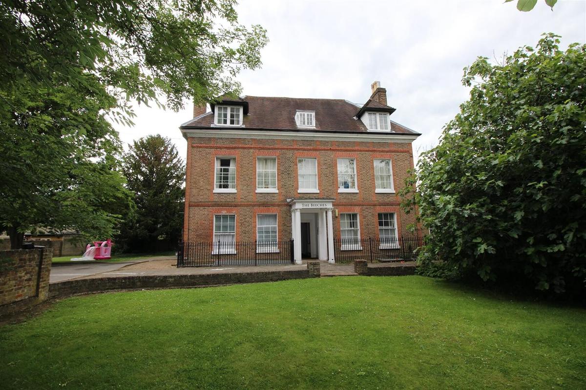 2 bedroom apartment on The Beeches, Uxbridge, London