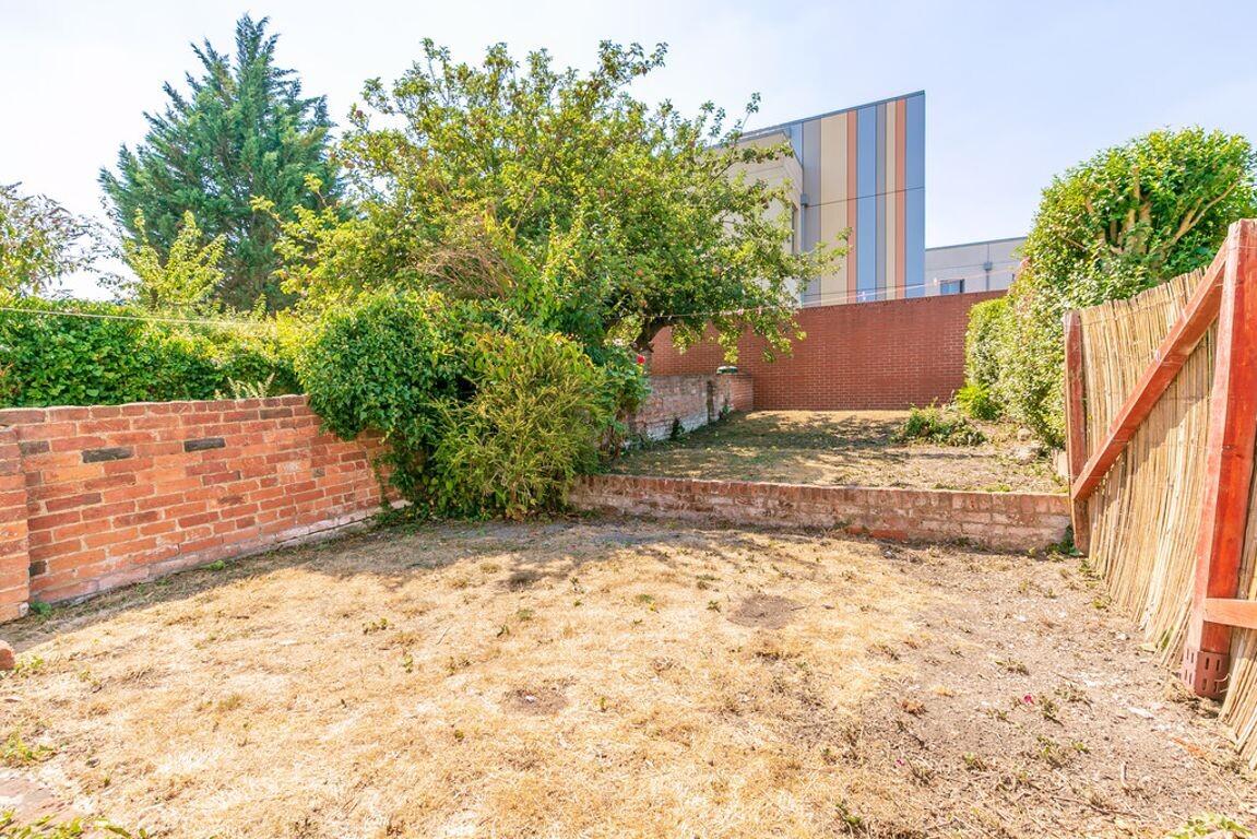 5 bedroom house for rent Denzil Road, Surrey, GU2 7NQ UniHomes