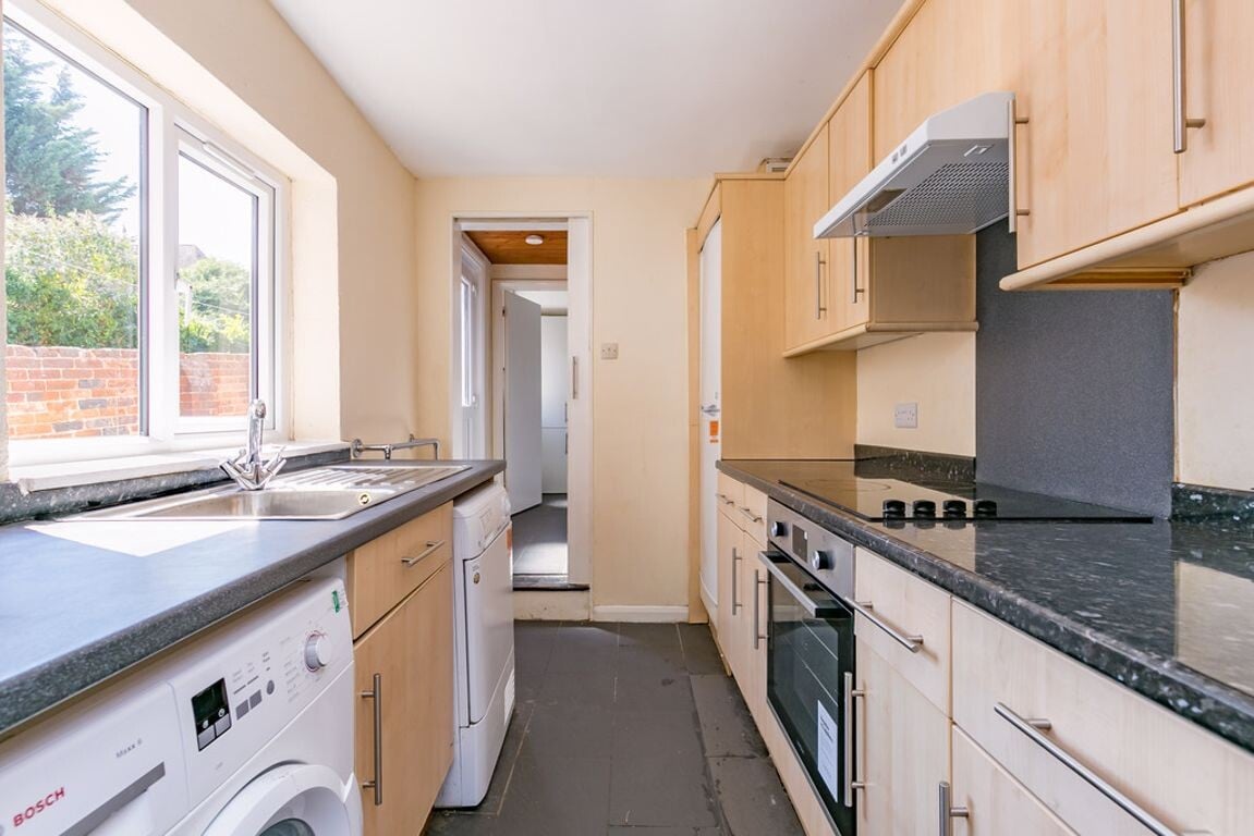 5 bedroom house for rent Denzil Road, Surrey, GU2 7NQ UniHomes