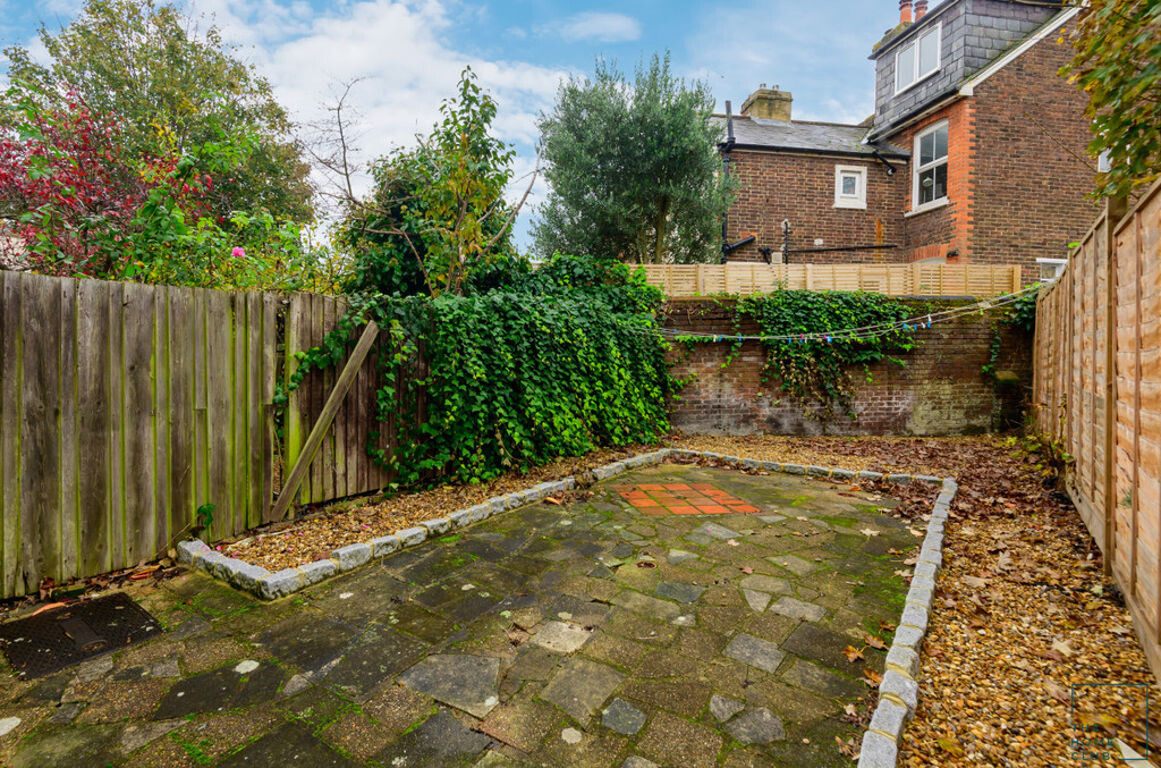 4 bedroom house for rent Guildford Park Road, Surrey, GU2 7NF UniHomes